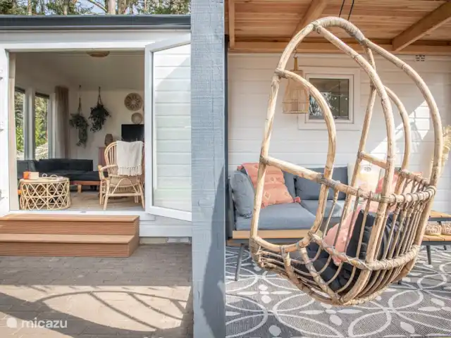 tiny house huren in Nederland, Gelderland, Epe – StayatSas Tiny House Sam op Veluwe! De deuren kunnen lekker open zodat je meteen op het terras staat!