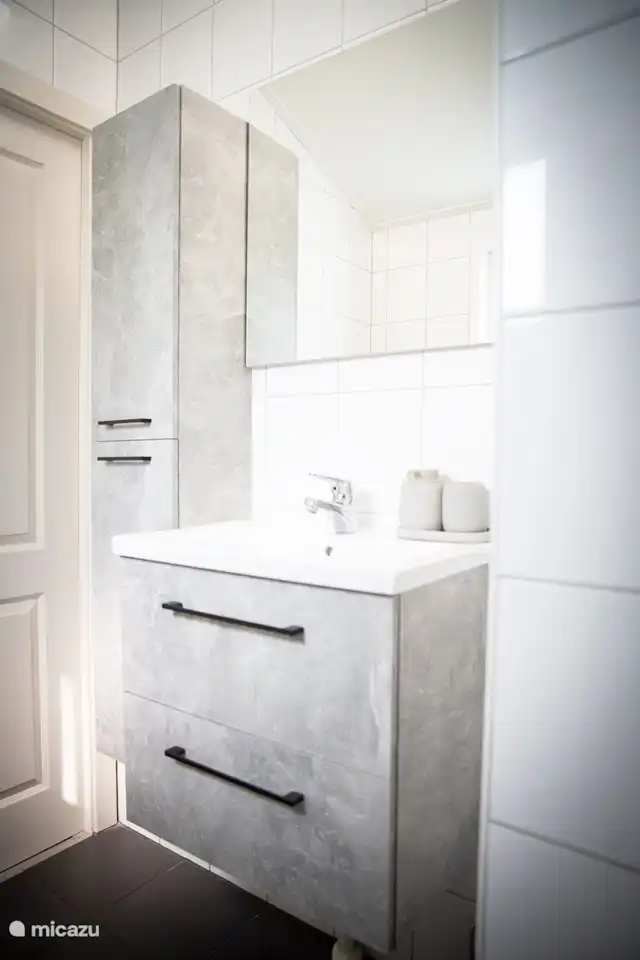 In diesem Badezimmer haben Sie viel Stauraum! Viel Stauraum für alle Ihre Pflegeprodukte!