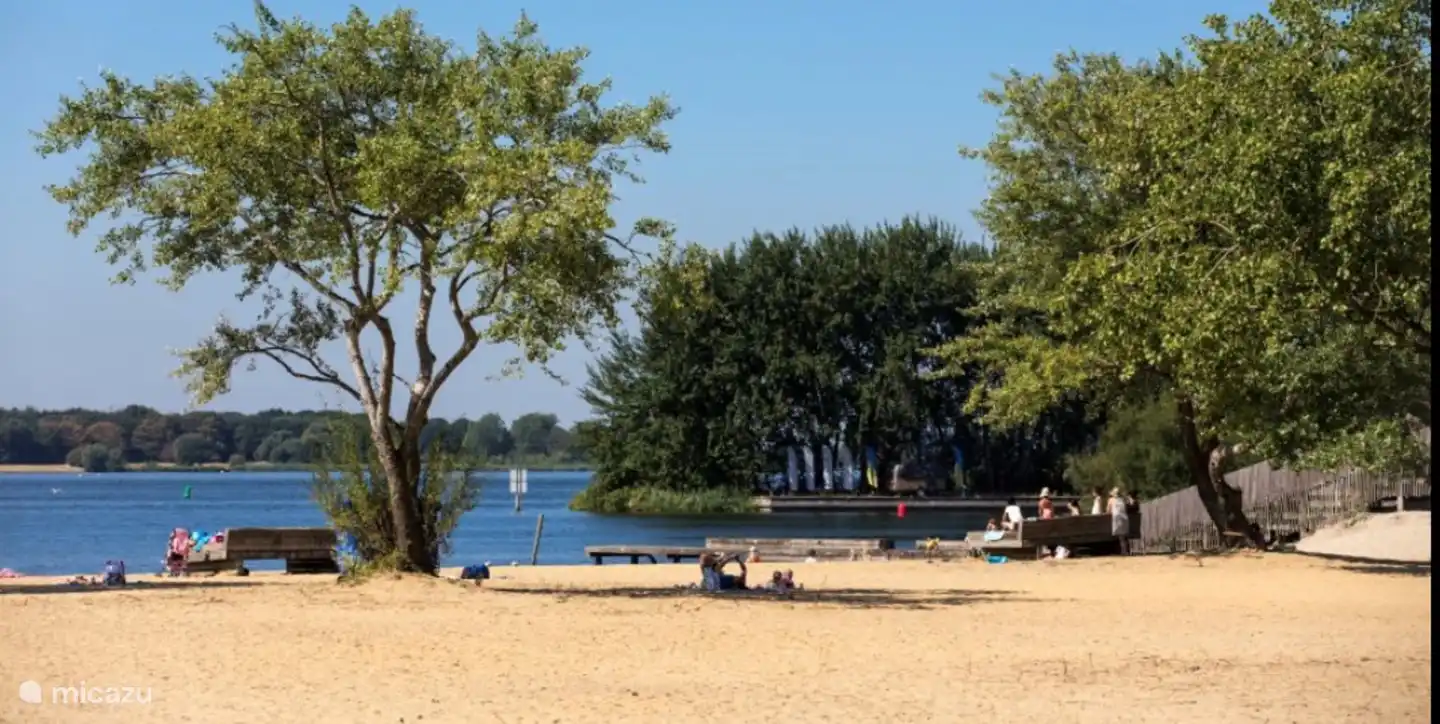In der Nähe befinden sich mehrere Seen und Strände, darunter der Heerderstrand