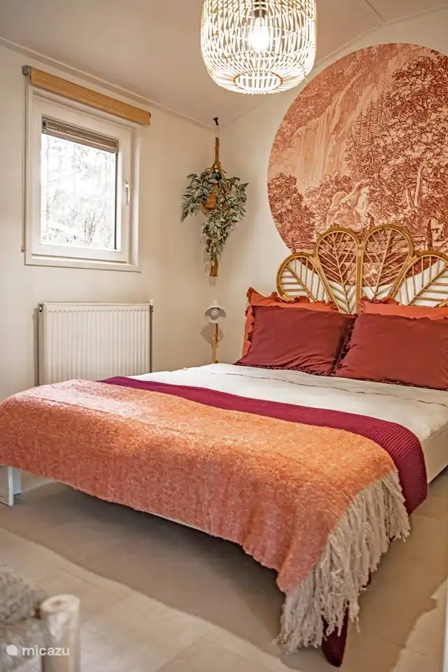 Das größere Schlafzimmer mit dem Auping-Doppelbett befindet sich auf der Rückseite des Hauses und ist daher im Sommer angenehm kühl!