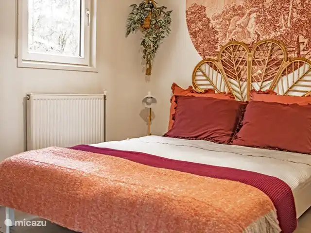 tiny house huren in Nederland, Gelderland, Epe – StayatSas Tiny House Sam op Veluwe! De grotere slaapkamer met het twee persoons Auping bed ligt aan de achterkant van het huisje en is daardoor lekker koel in de zomer!