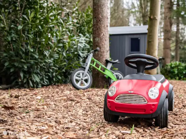 tiny house huren in Nederland, Gelderland, Epe – StayatSas Tiny House Sam op Veluwe! Voor de kids is er naast binnenspeelgoed ook buitenspeelgoed buiten in de schuur! Een loopauto, een loopfiets, een voetbal en badminton rackets!