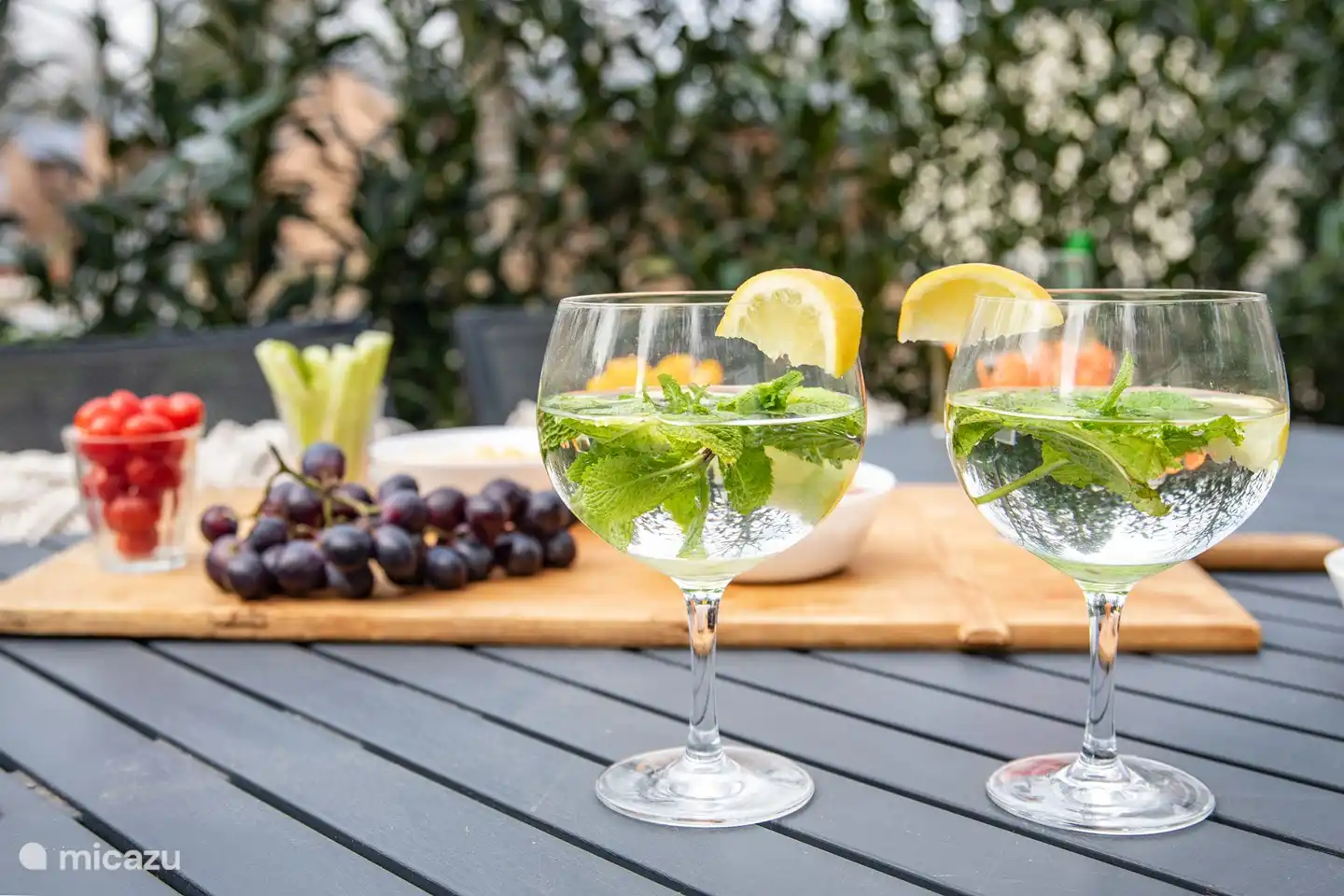 Genießen Sie ein Getränk oder essen Sie draußen am großen Esstisch mit 6 Stühlen