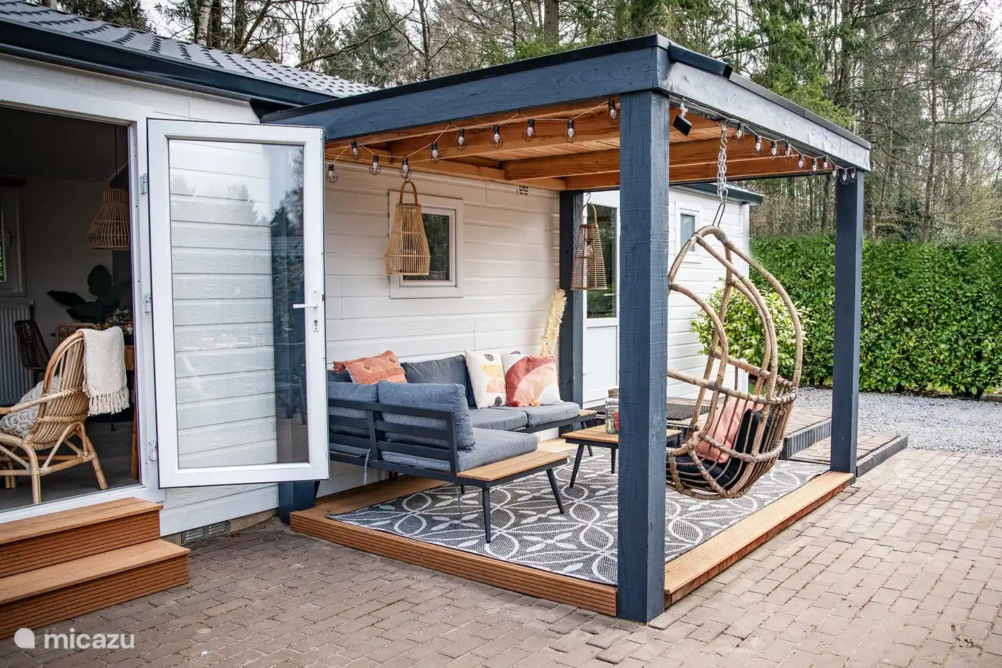 Es ist wunderbar, draußen unter der Pergola zu sitzen, wenn es warm ist oder wenn es eine Weile regnet!