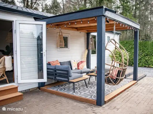tiny house huren in Nederland, Gelderland, Epe – StayatSas Tiny House Sam op Veluwe! Het is heerlijk toeven buiten onder de pergola als het warm is of als het even regent!