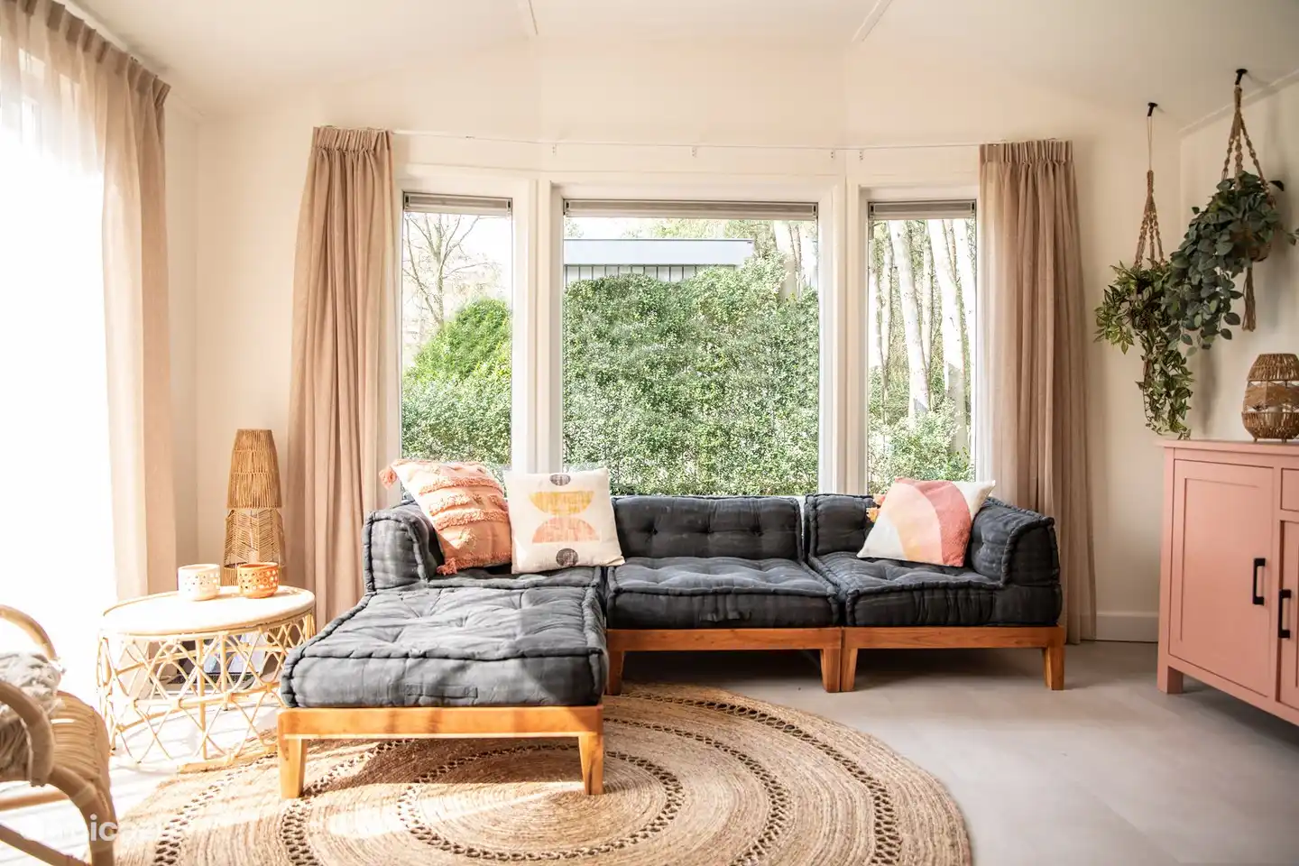 Das schöne helle Wohnzimmer hat ein schönes Loungesofa und Terrassentüren zur Terrasse!