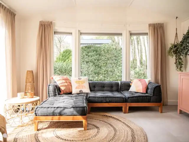 tiny house huren in Nederland, Gelderland, Epe – StayatSas Tiny House Sam op Veluwe! De fijne lichte woonkamer heeft een lekkere loungebank en openslaande deuren naar het terras!