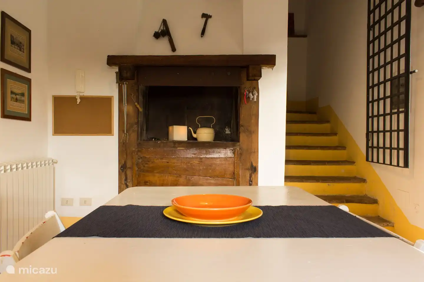 Küche und Treppe zur obersten Etage