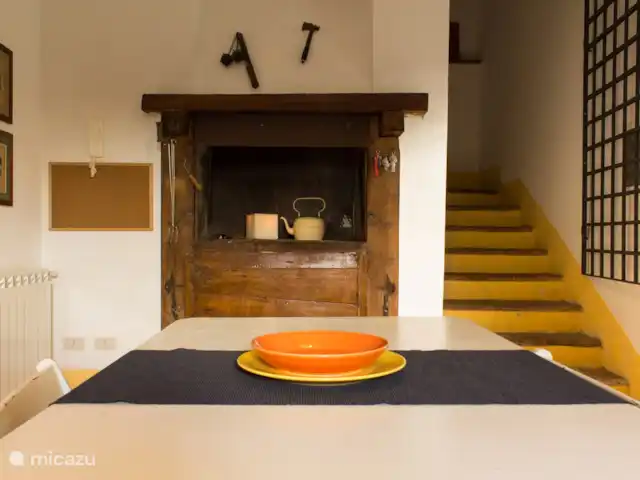 villa huren in Italië, Lazio, Forano – Il Campaniletto - Forano keuken en trap naar bovenverdieping