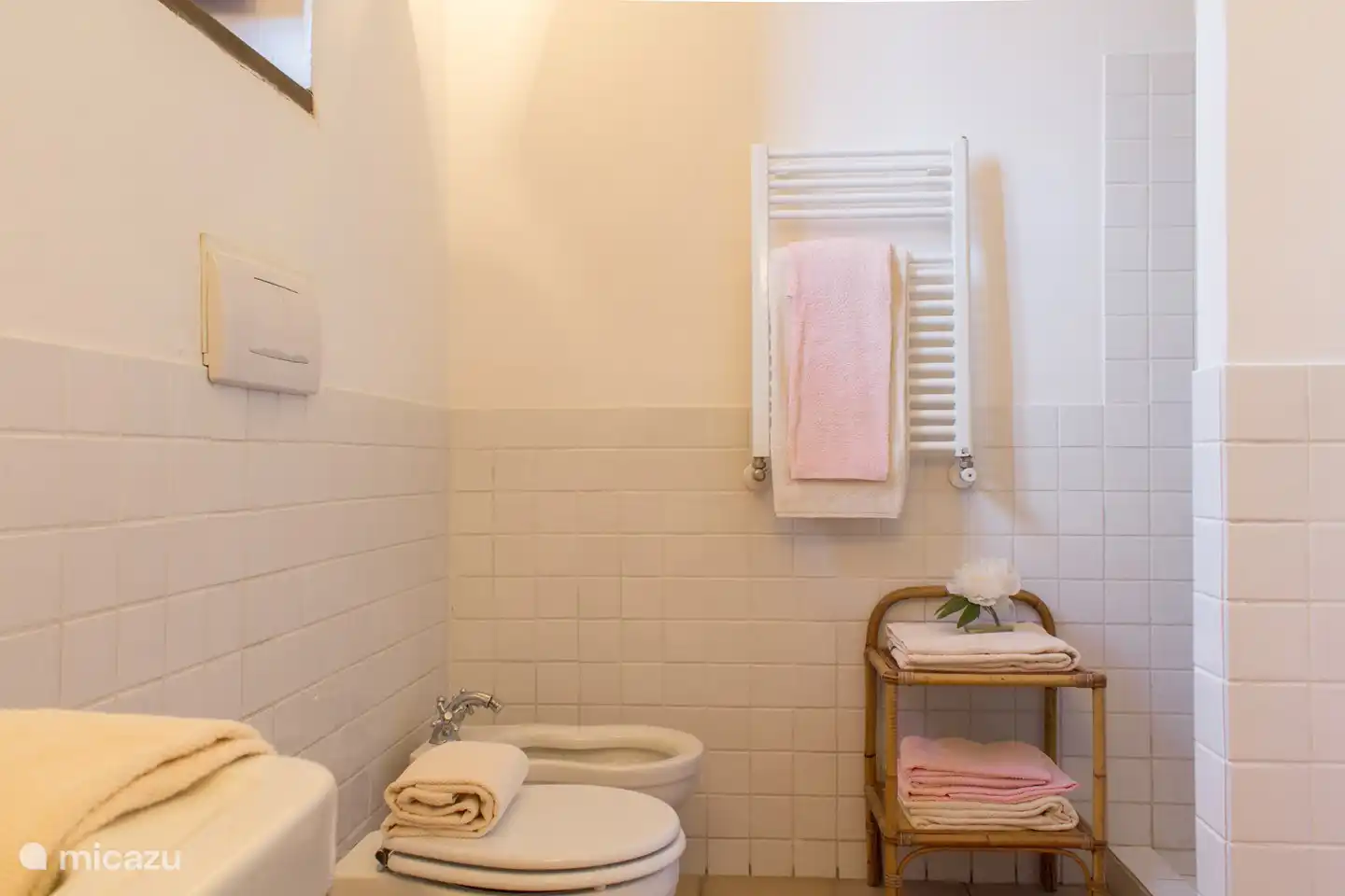 Badezimmer mit Dusche im Erdgeschoss