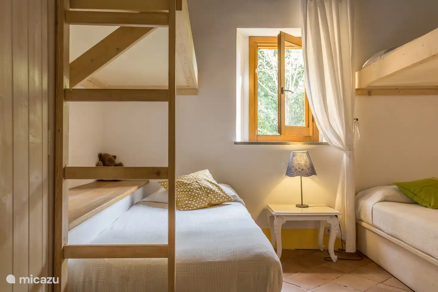 Schlafzimmer mit 4 Etagenbetten