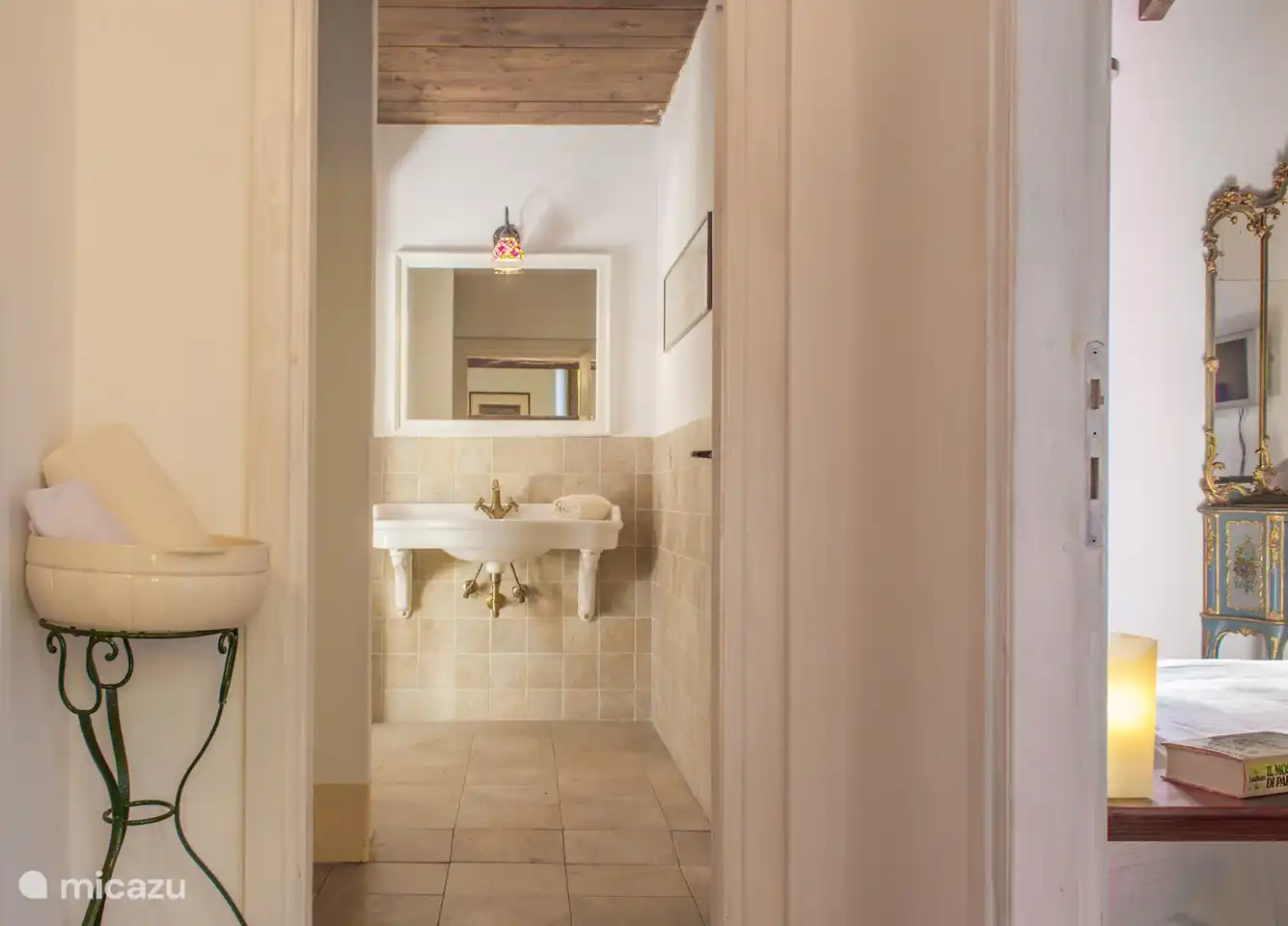 Badezimmer mit Badewanne im ersten Stock