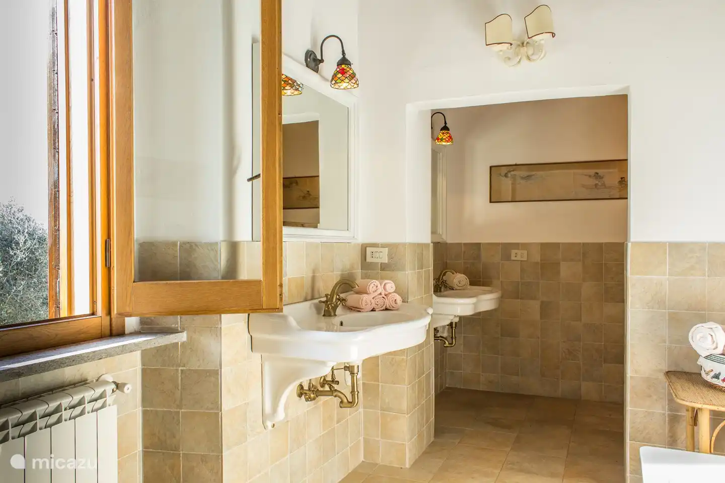 Badezimmer mit Badewanne im ersten Stock