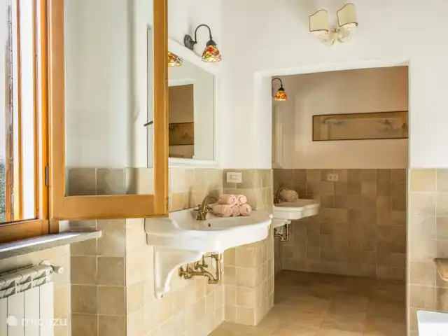 villa huren in Italië, Lazio, Forano – Il Campaniletto - Forano Badkamer met bad op de eerste verdieping