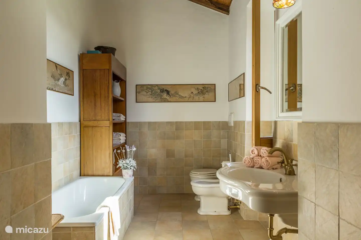 Badezimmer mit Badewanne im ersten Stock