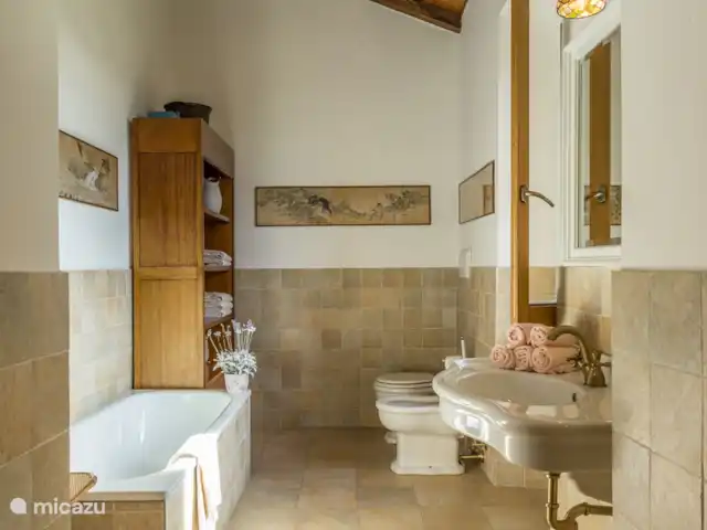 villa huren in Italië, Lazio, Forano – Il Campaniletto - Forano Badkamer met bad op de eerste verdieping