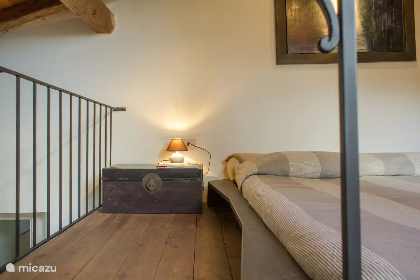 Schlafzimmer mit Doppel-Futonbett auf einem erhöhten Boden