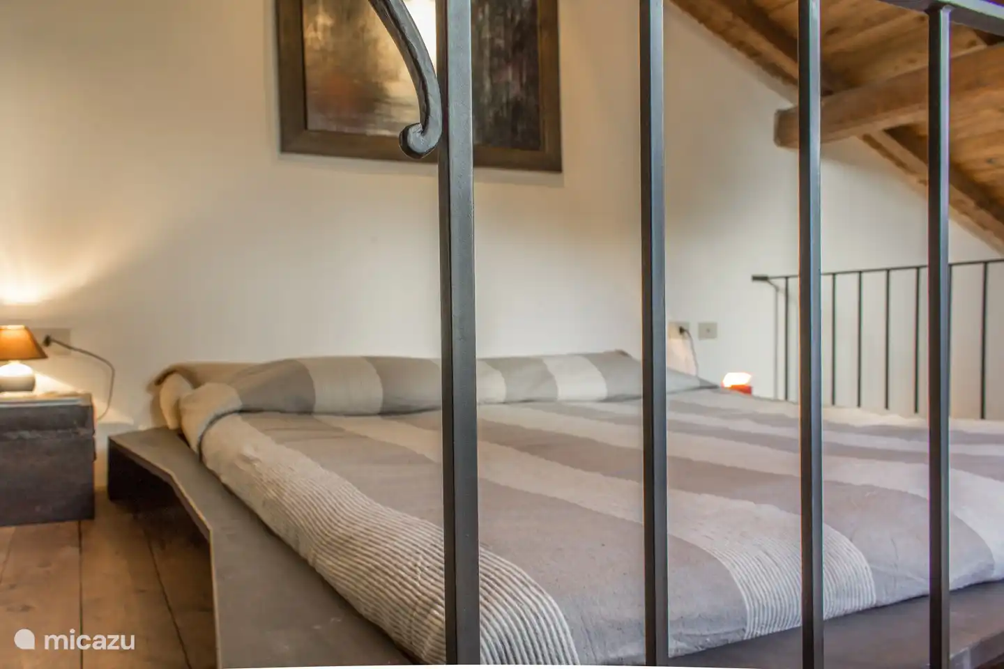 Schlafzimmer mit Doppel-Futonbett auf einem erhöhten Boden