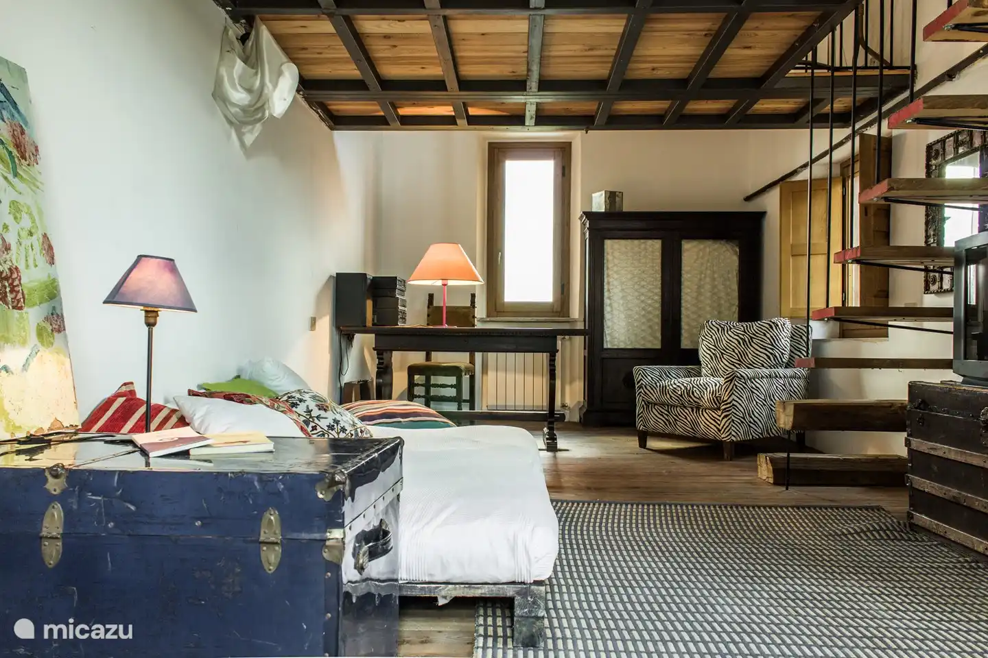 Schlafzimmer mit Doppel-Futonbett auf dem Boden und Schlafsofa auf dem Boden