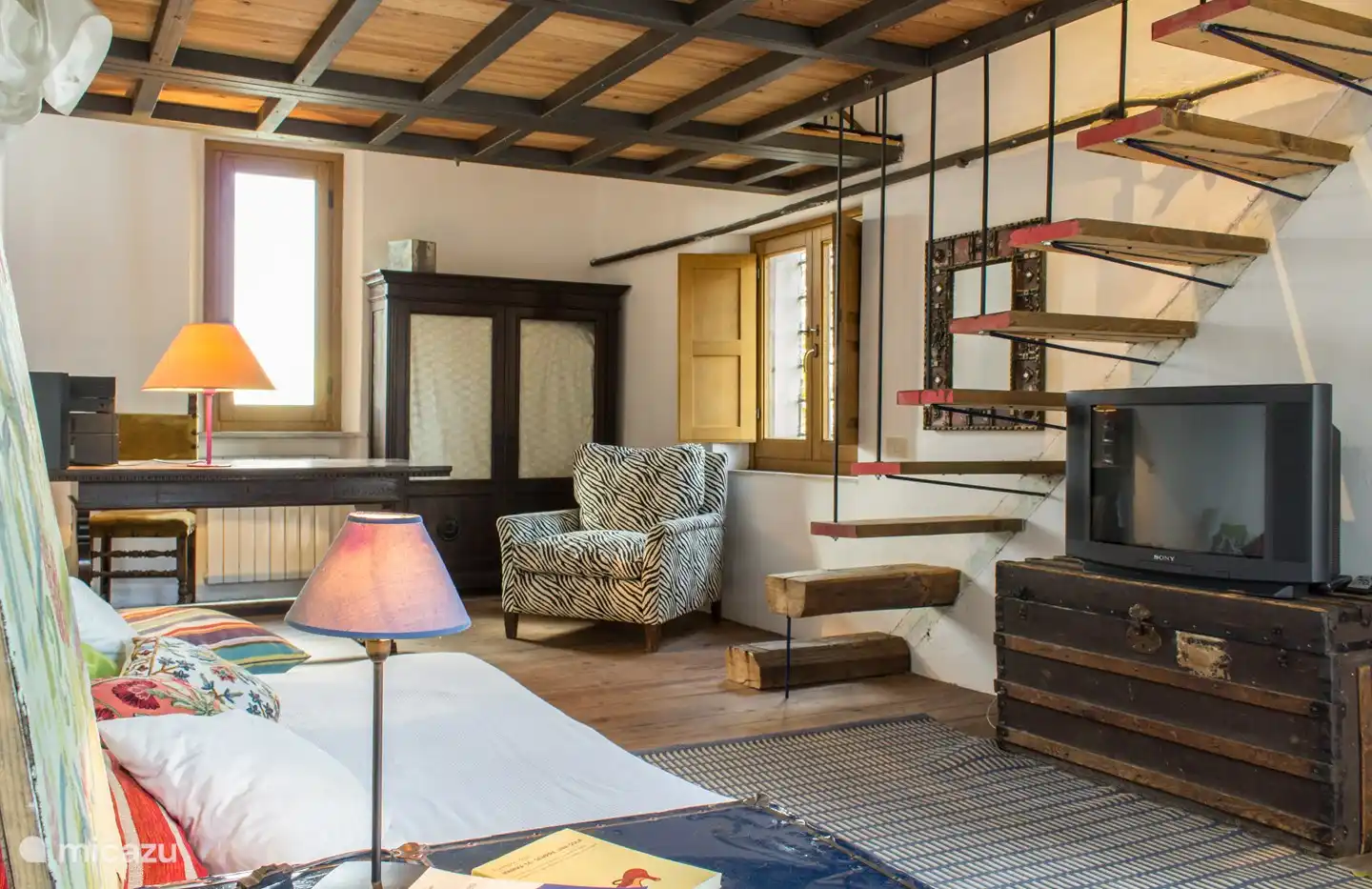 Schlafzimmer mit Doppel-Futonbett auf dem Boden und Schlafsofa auf dem Boden