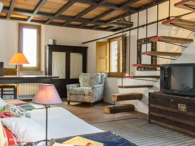 villa huren in Italië, Lazio, Forano – Il Campaniletto - Forano Slaapkamer met tweepersoons futonbed op verhoging en sofabed onder vehoging