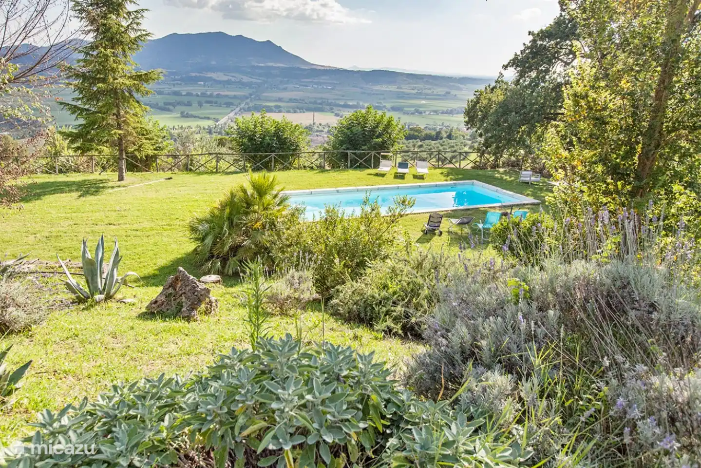 Schwimmbad und Blick auf Soratte