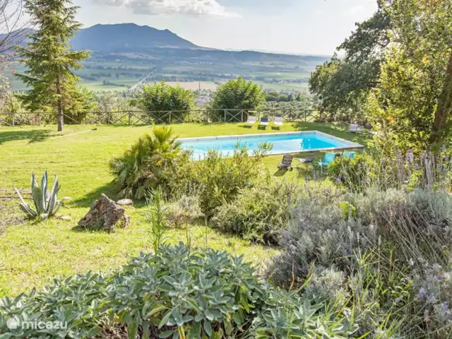 villa huren in Italië, Lazio, Forano – Il Campaniletto - Forano Zwembad en uitzicht op Soratte