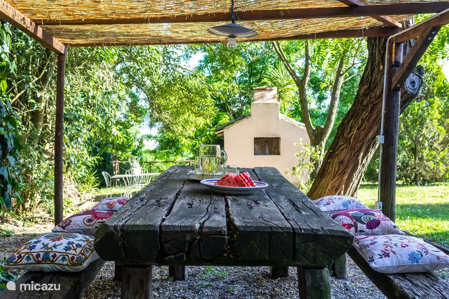 Außerhalb des Steinofens 