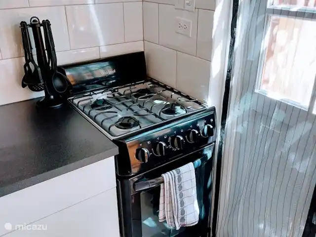 appartement huren in Aruba, Noord, Tanki Leendert – Casita Tortuga De keuken is voorzien van alle kook en eetbenodigdheden. Een gasfornuis en een oven.