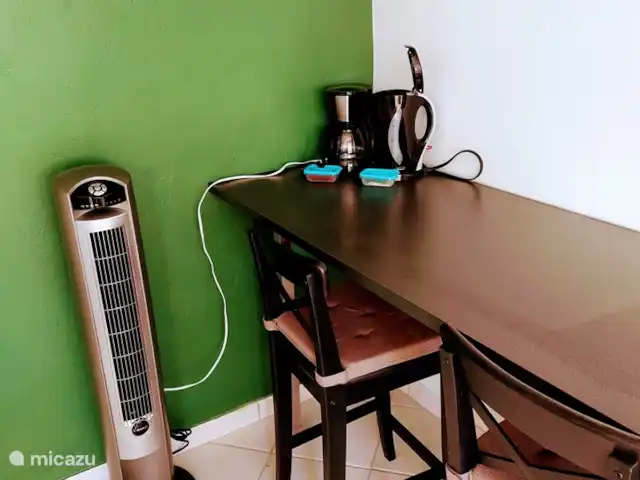 appartement huren in Aruba, Noord, Tanki Leendert – Casita Tortuga De woonkamer is voorzien van een koffiezet apparaat een ventilator en waterkoker.