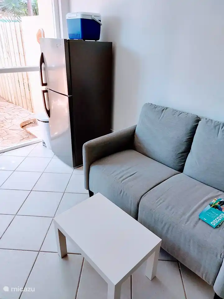 El salón también está equipado con un asiento relax para 2 personas y una nevera con congelador. Puede llevar la nevera portátil con usted para disfrutar de agradables bebidas frescas en la playa.