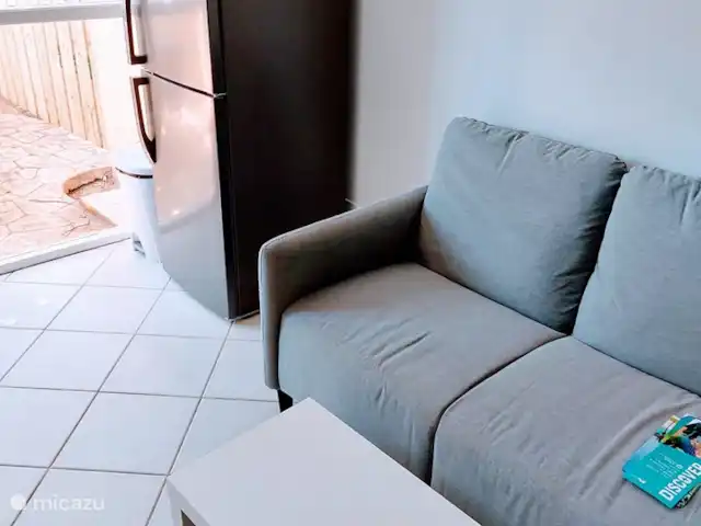 appartement huren in Aruba, Noord, Tanki Leendert – Casita Tortuga Ook is de woonkamer voorzien van een relax 2 persoonszetel en een koelkast met vriesvak. De koelbox kan je meenemen voor lekker frisse drankjes op strand.