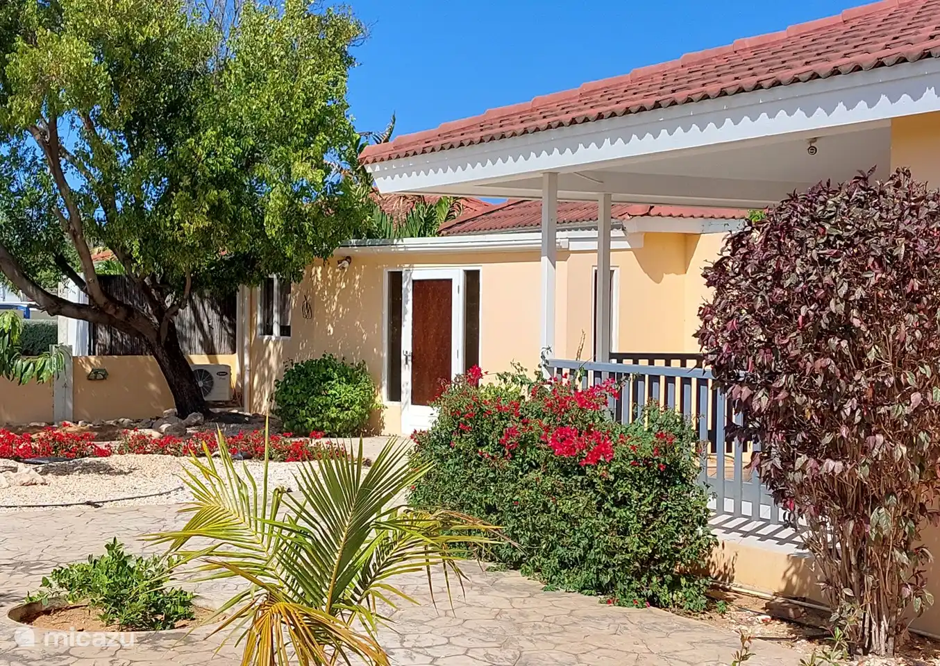 Una foto general de la entrada al apartamento y el jardín delantero.