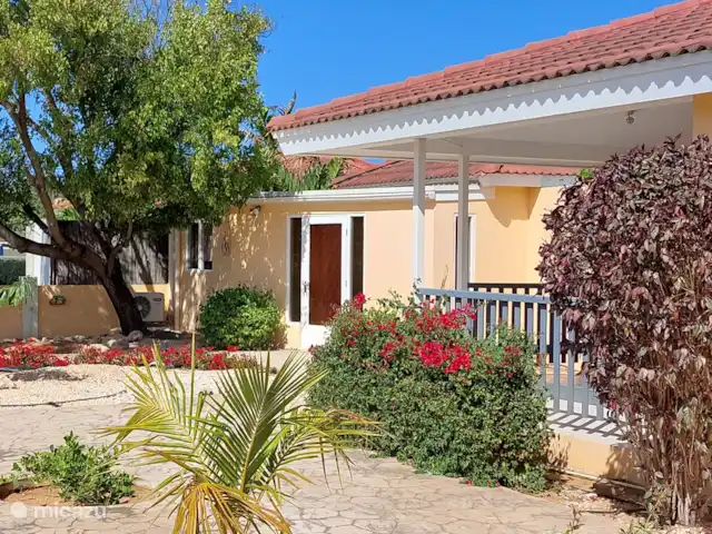 appartement huren in Aruba, Noord, Tanki Leendert – Casita Tortuga Een overzichtsfoto van de ingang naar het appartement en de voortuin
