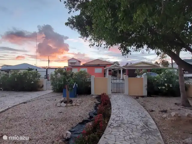 appartement huren in Aruba, Noord, Tanki Leendert – Casita Tortuga Ondergaande zon gezien vanuit de voordeur.