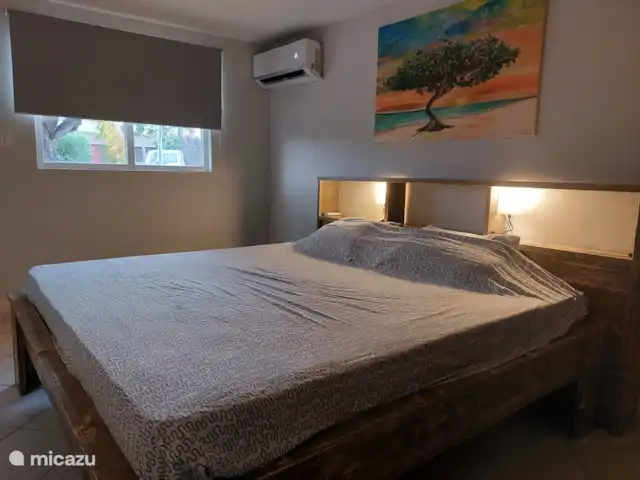 appartement huren in Aruba, Noord, Tanki Leendert – Casita Tortuga De slaapkamer is voorzien van airconditioning, bedlinnen, een kingsize bed en een kledingkast. Volledig uitgerust voor lang of kort verblijf