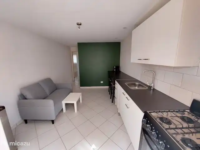 appartement huren in Aruba, Noord, Tanki Leendert – Casita Tortuga Hier ziet u de keuken met zithoek en relax sofa. De keuken is voorzien van alle basis apparatuur.