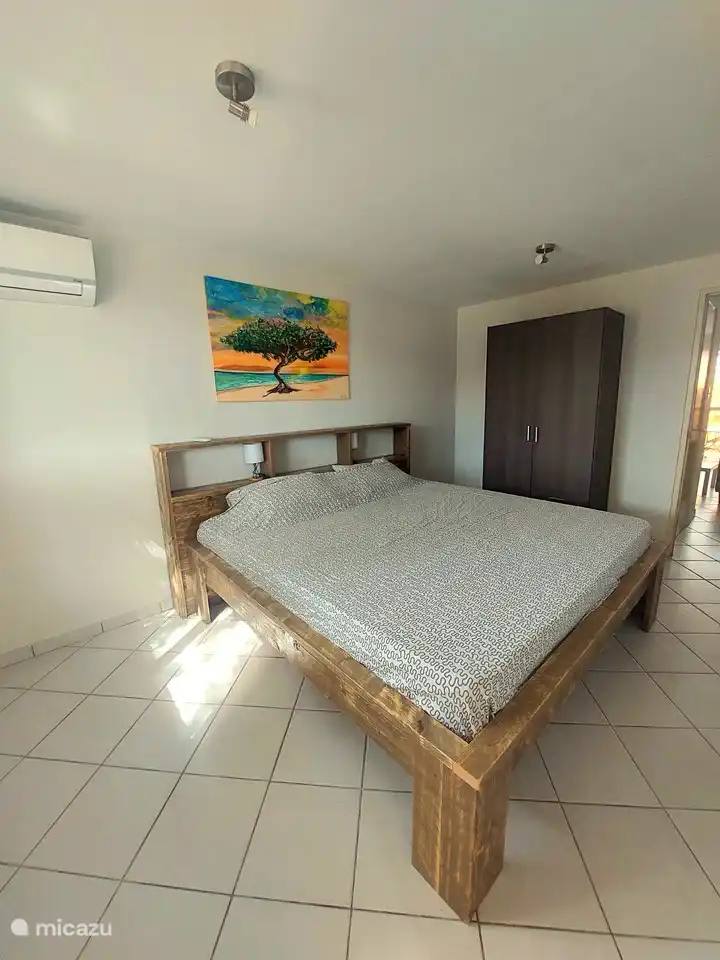 La pintura única fue hecha por un artista local. Es una imagen de uno de los atractivos turísticos de la isla.