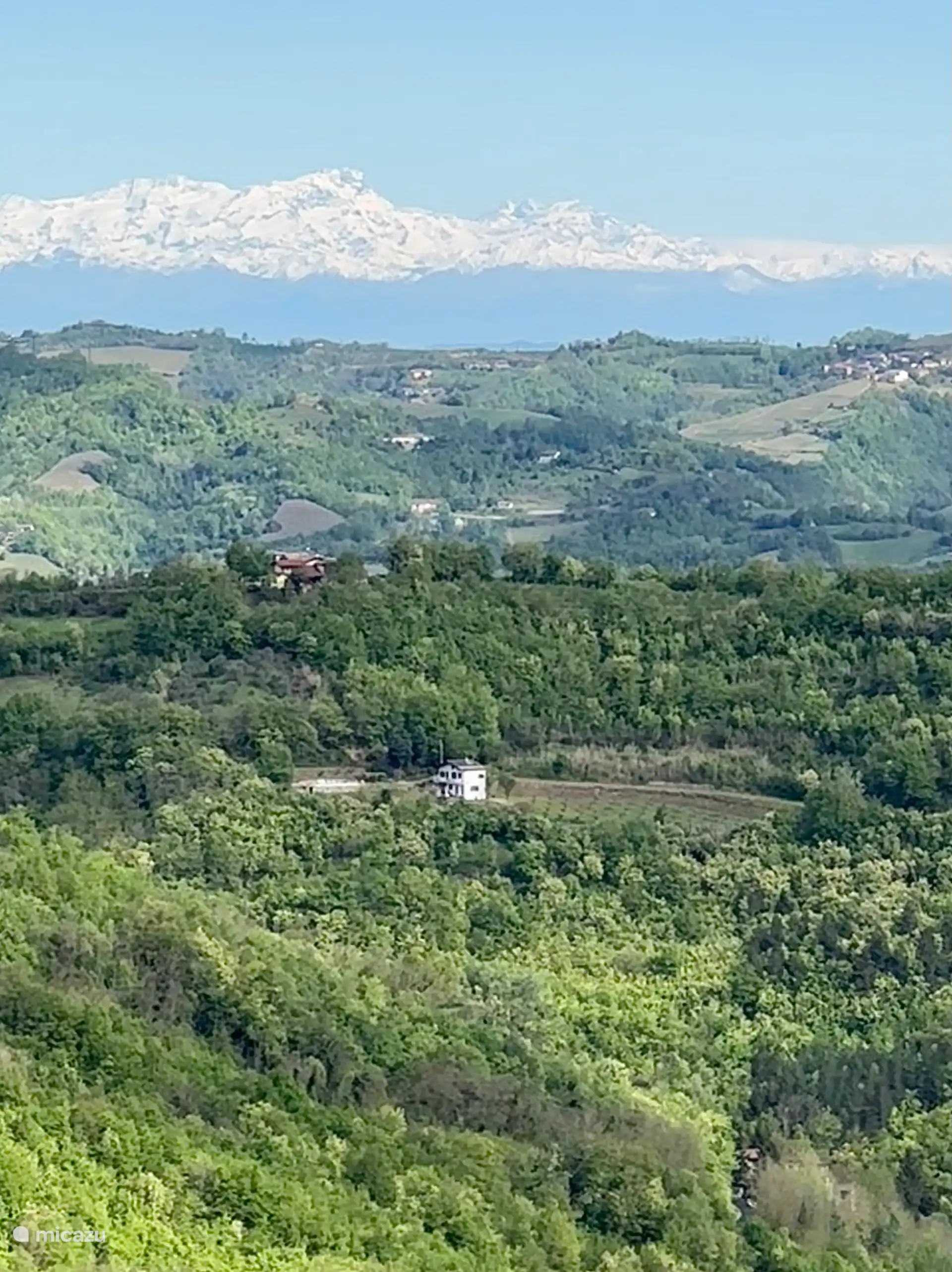 Casa Mumu avec les Alpes en arrière-plan. On ne peut voir les montagnes que lorsque le temps est très clair, surtout au début du printemps. 