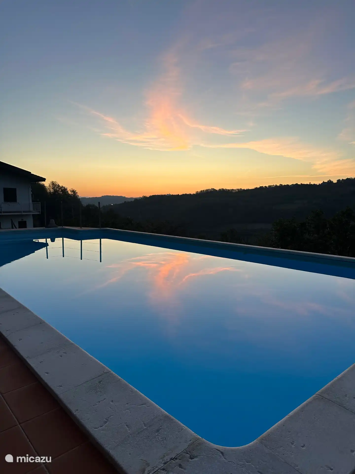 Le coucher de soleil au-dessus de la magnifique piscine. 