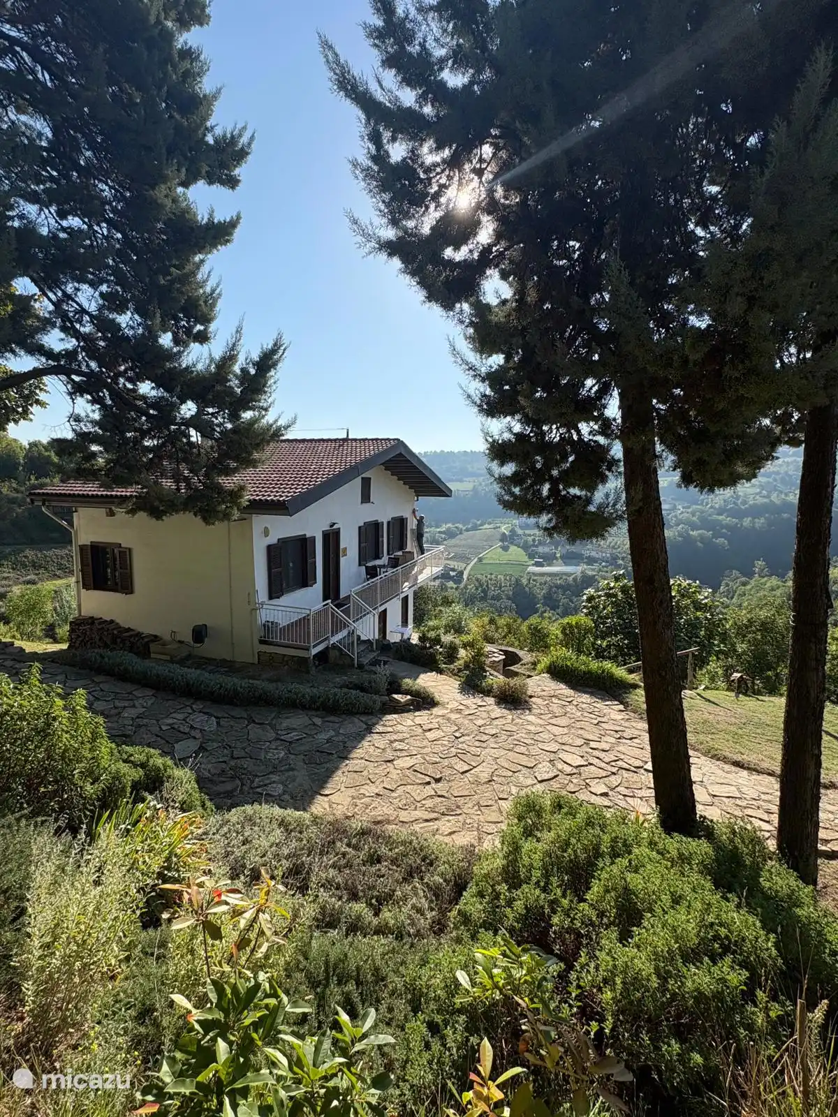 Casa Mumu avec le jardin et la vue sur la vallée. 