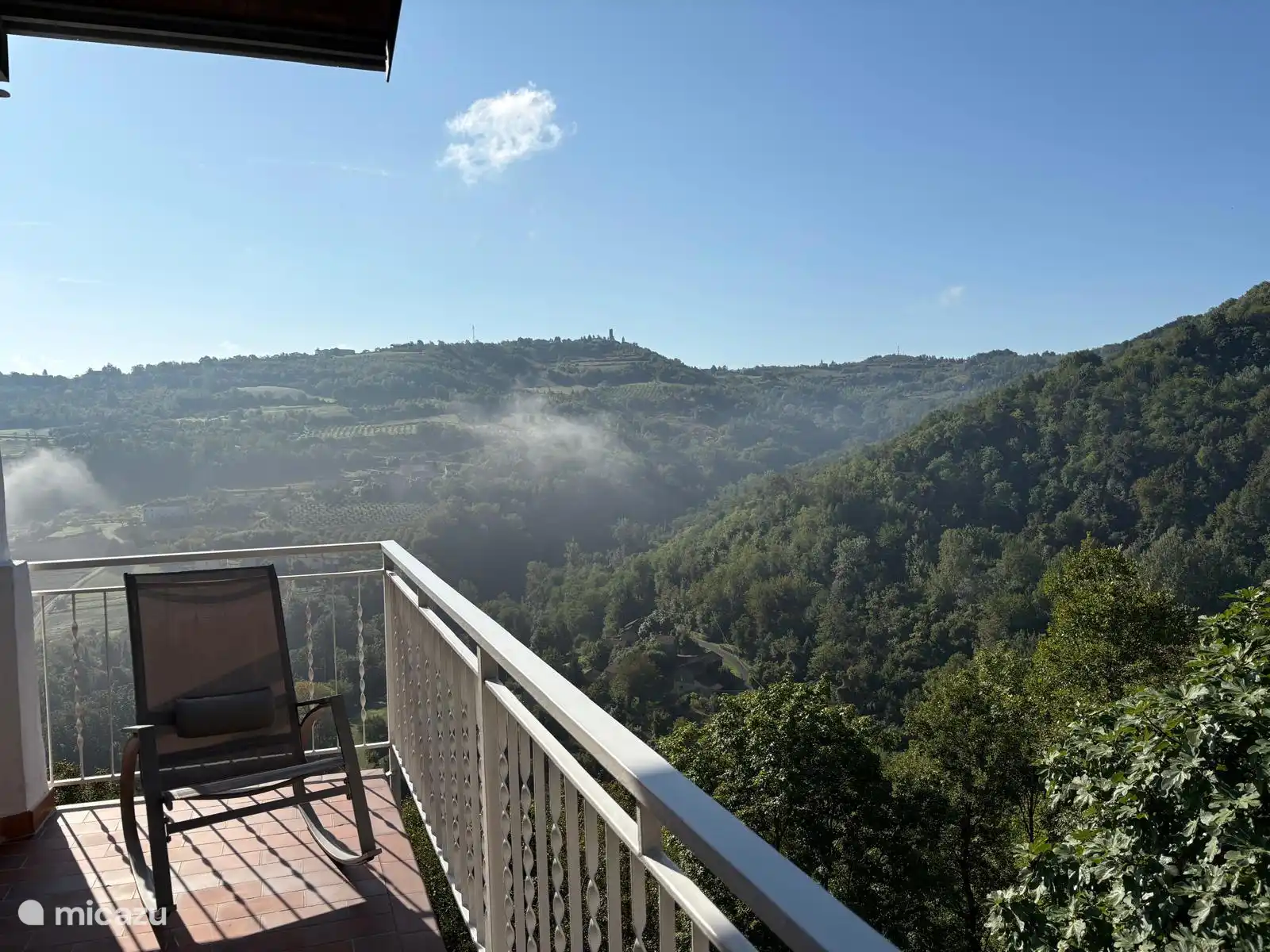 Dégustez une délicieuse tasse de café sur le balcon surplombant la vallée. 