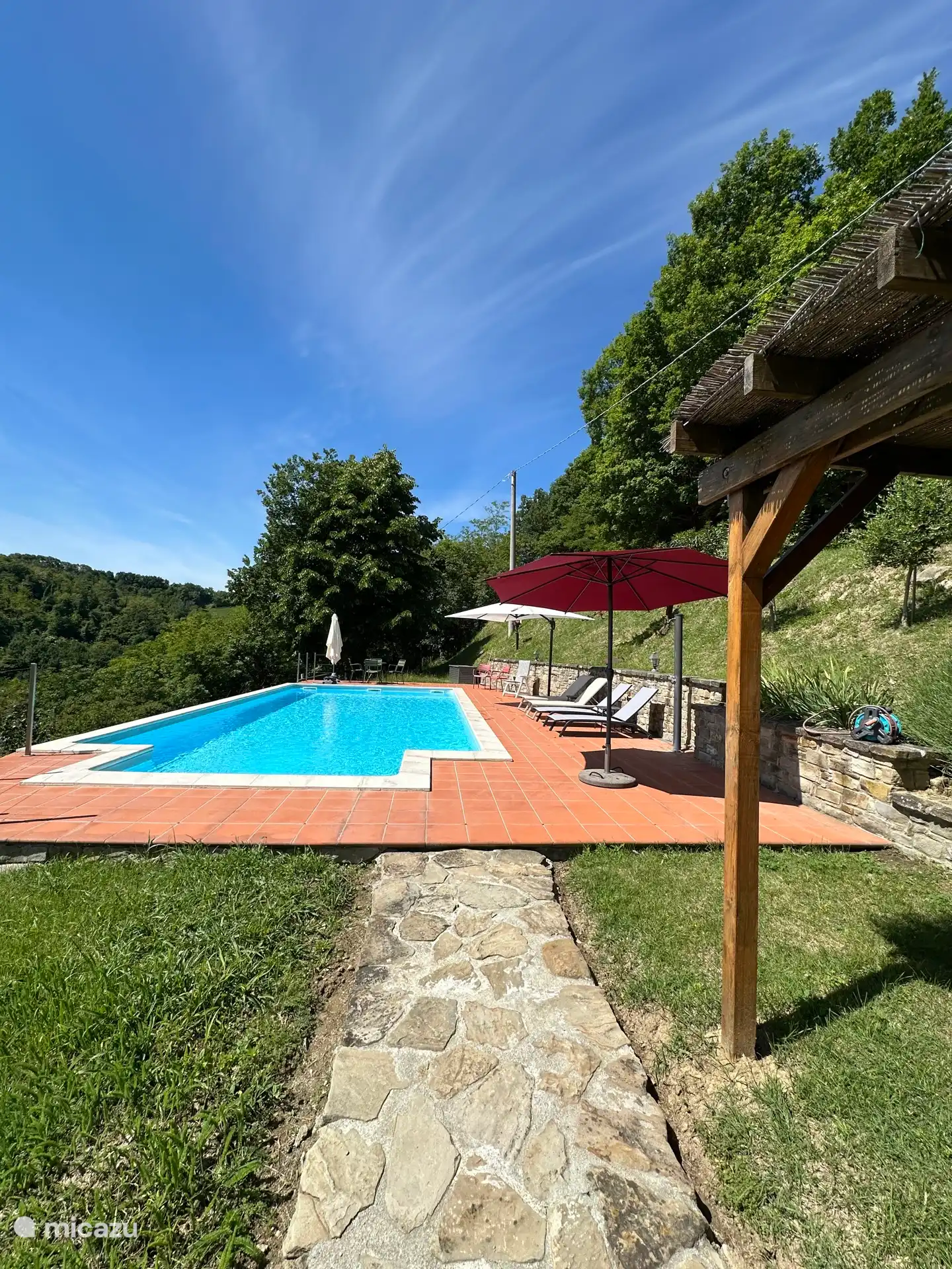 Entspannen Sie sich im wunderschönen privaten Pool mit einem fantastischen Blick über das Tal.