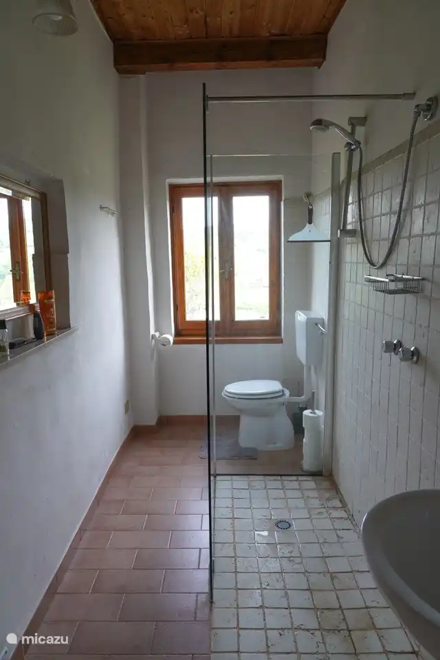 Badezimmer im Haus im Obergeschoss.