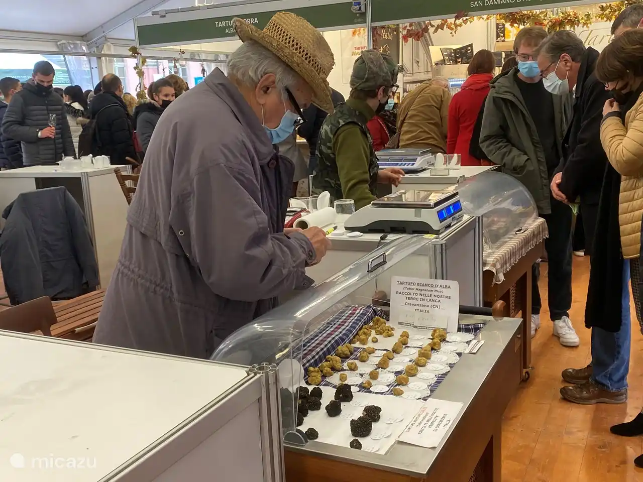 Im Herbst wird in Alba das berühmte Trüffelfest organisiert. Dort verkaufen die Trüffeljäger weiße und schwarze Trüffel. Der Geruch ist köstlich.