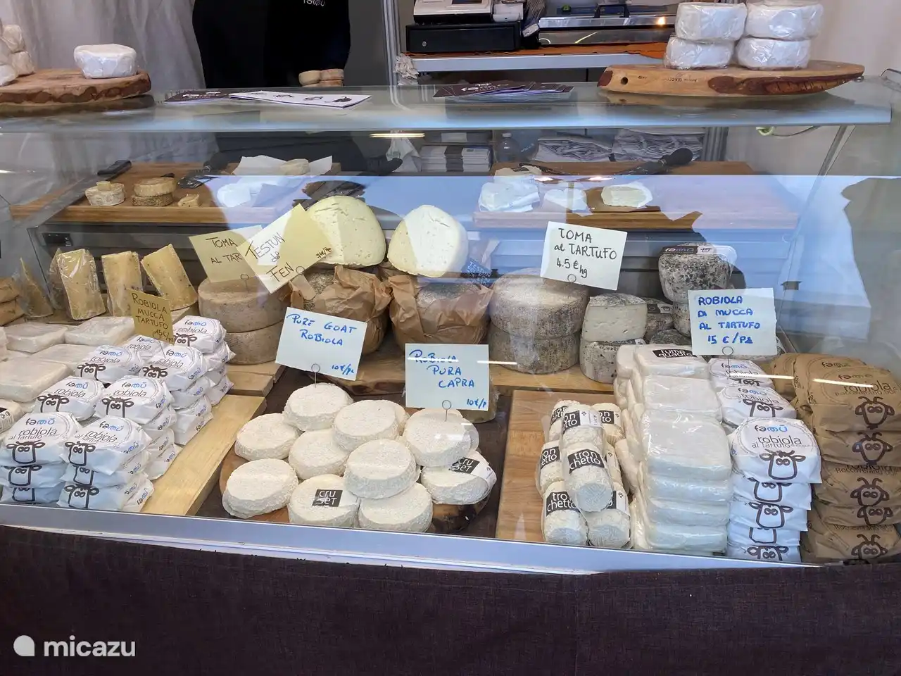 Auf den vielen Märkten können Sie köstlichen Käse kaufen.