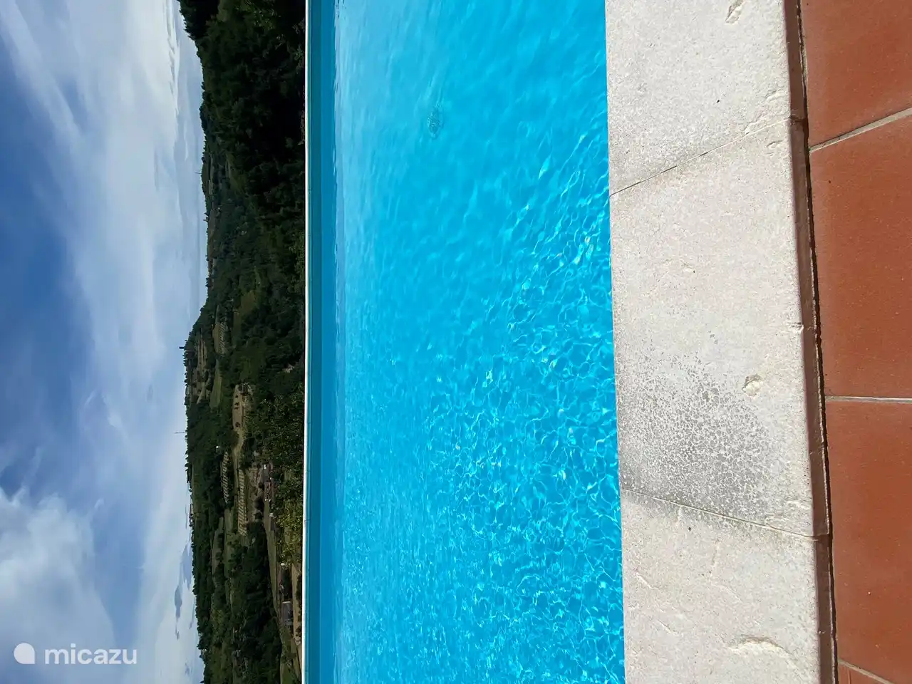 Vom Pool aus kann man das Tal sehen.