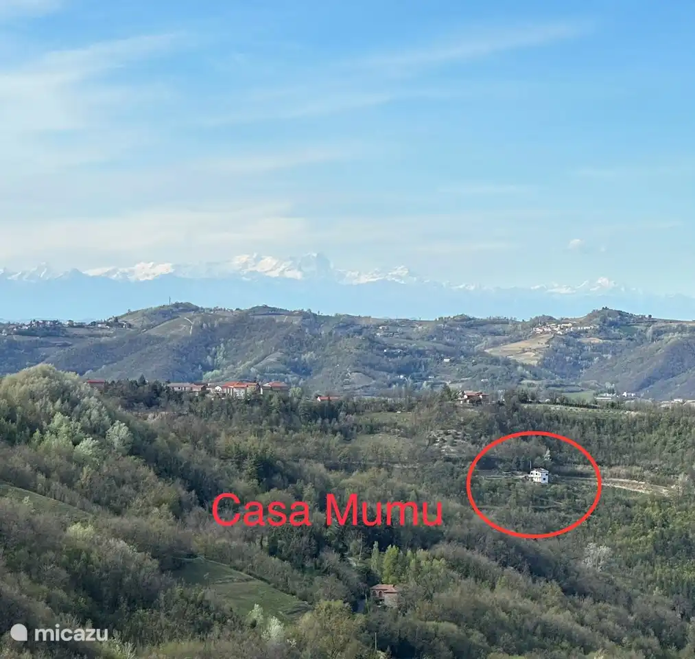 Casa Mumu mit den Alpen im Hintergrund.