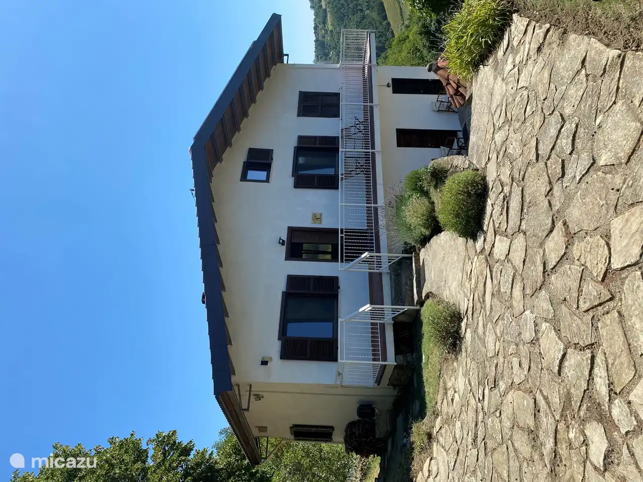 Das Haus hat zwei Etagen, die durch den Garten zugänglich sind.