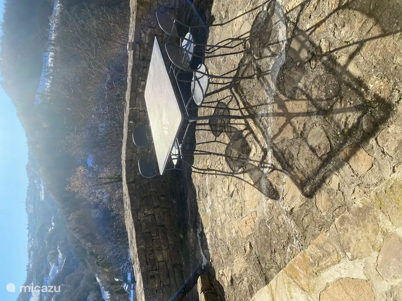 Rund um das Haus gibt es viele Orte zum Essen oder Lesen.